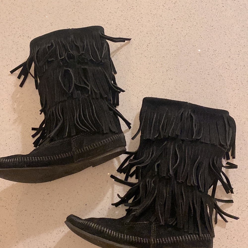 Black fringe Minnetonka boots - Picture 11 of 16